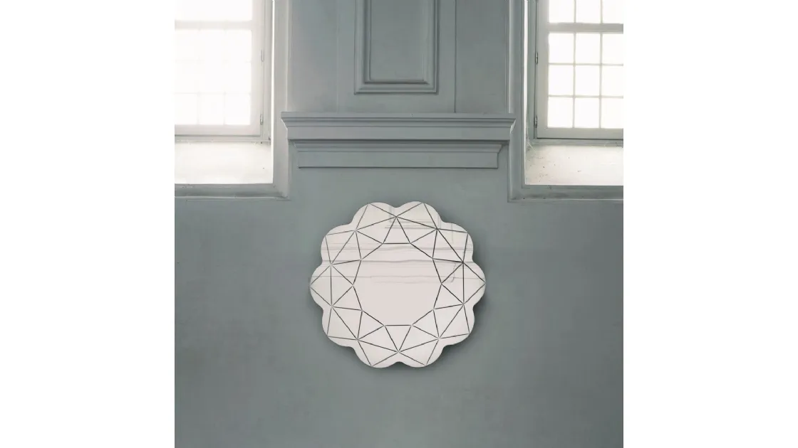 Specchio Brillante dalla forma originale di Glas Italia