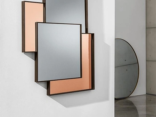 Specchio a mosaico dove la struttura in alluminio divide ma allo stesso tempo accompagna in modo armonioso le varie parti Combi di Sovet