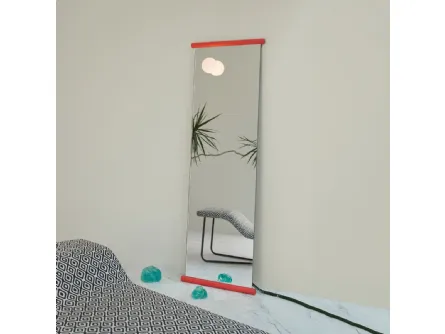 Specchio da terra Ecco in cristallo extralight rifinito alle estremità superiore e inferiore da due barre cilindriche verniciate effetto gomma con lampada dimmerabile di Glas Italia