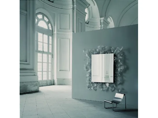 Specchio Sturm und Drang con cornice in cristallo di Murano di Glas Italia