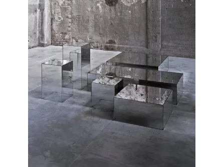 Tavolini Illusion a forma di parallelepipedo con piano con finitura a specchio e fianchi a specchio sfumato digradante realizzati in cristallo extralight di Glas Italia