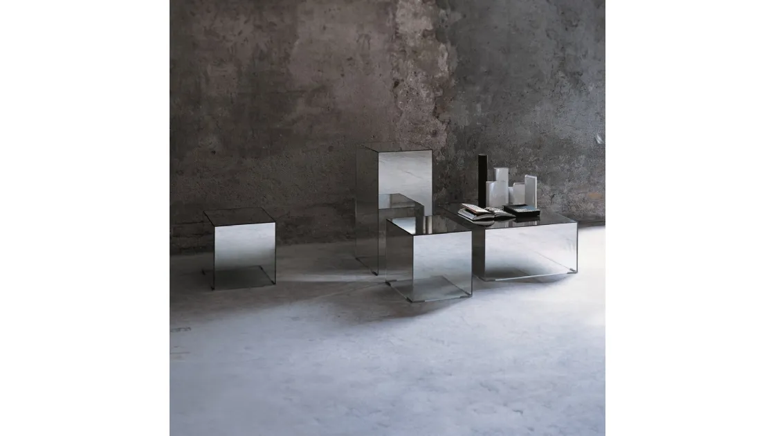 Tavolini Illusion a forma di parallelepipedo con piano con finitura a specchio e fianchi a specchio sfumato digradante realizzati in cristallo extralight di Glas Italia