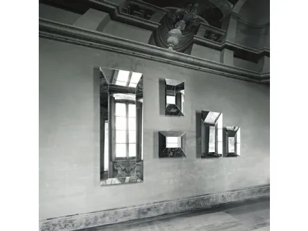 Specchi Leon Battista a forma di sfondato prospettico, disponibile in tre diverse misure di Glas Italia