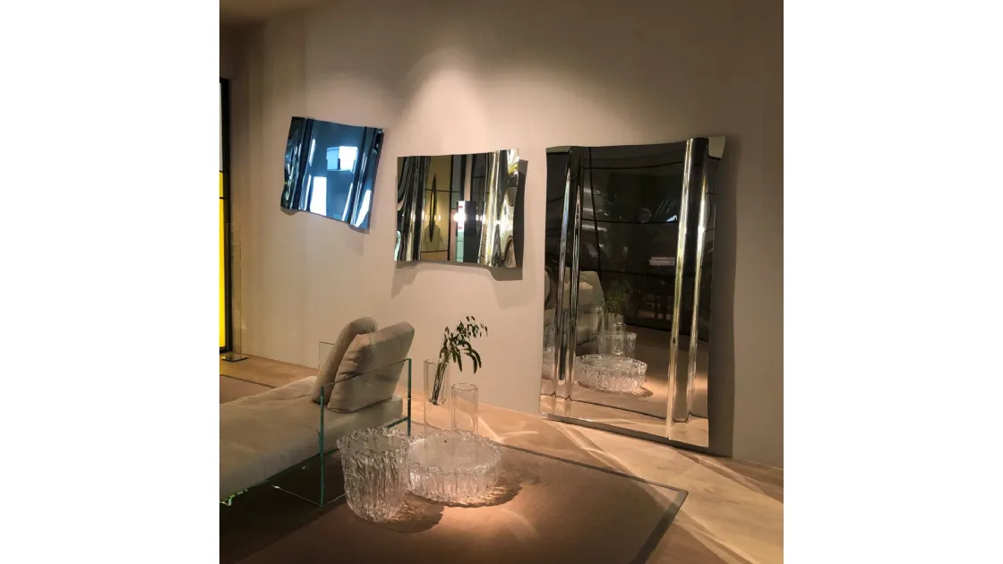 Specchi Maestrale realizzati in un'unica lastra di cristallo leggermente ondulato di Glas Italia