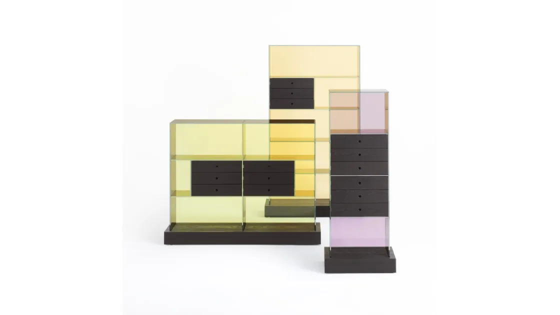 Mobili conteniori Mandarin in cristallo colorato con cassetti e base in massello di Frassino colore Moro di Glas Italia