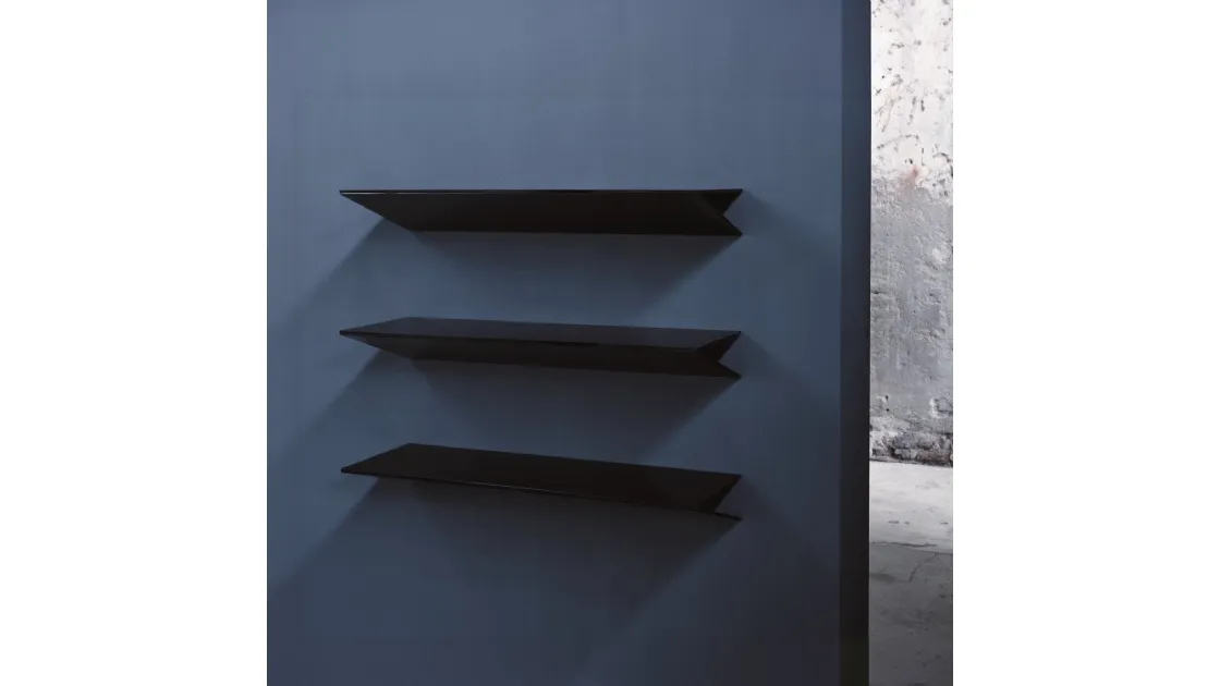 Mensola On in cristallo sorretta da un cuneo in metallo di Glas Italia