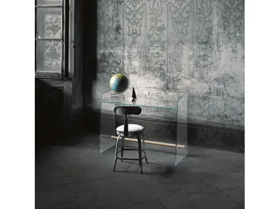 Scrittoio Pirandello in cristallo trasparente con barra poggiapiedi in legno di frassino naturale di Glas Italia