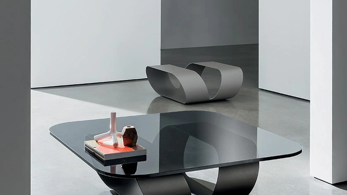 Tavolino di design Ring con top in vetro e struttura in lastra di metallo curvata di Sovet