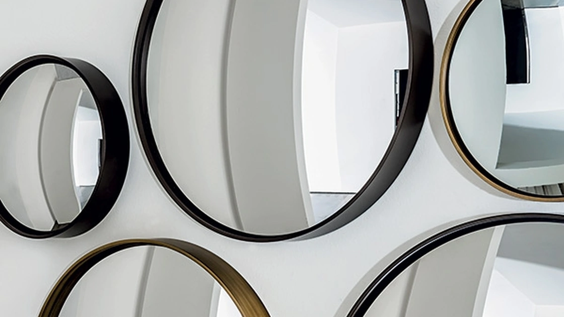 Specchio Sail concavo o convesso con cornice in metallo laccato di Sovet