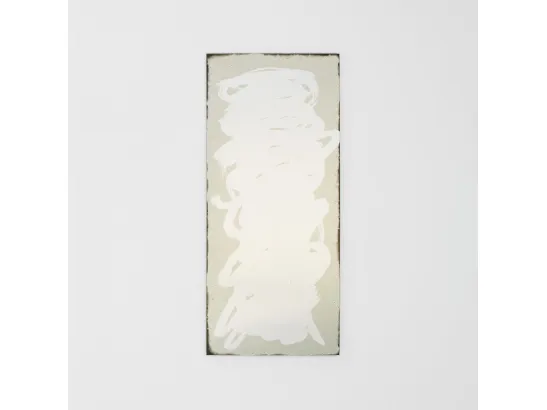 Specchio Scribble caratterizzato da un gesto artistico e ironico come se fosse disegnato a mano libera con un pennello di Glas Italia