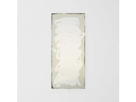 Specchio Scribble caratterizzato da un gesto artistico e ironico come se fosse disegnato a mano libera con un pennello di Glas Italia