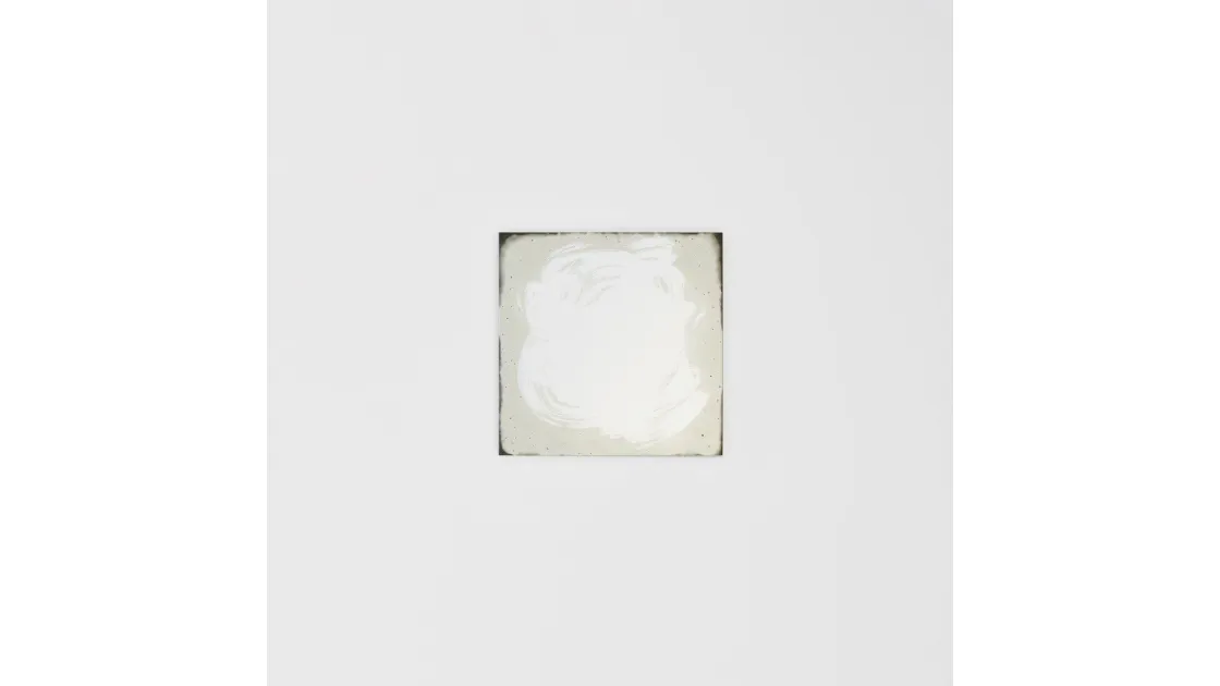 Specchio Scribble caratterizzato da un gesto artistico e ironico come se fosse disegnato a mano libera con un pennello di Glas Italia