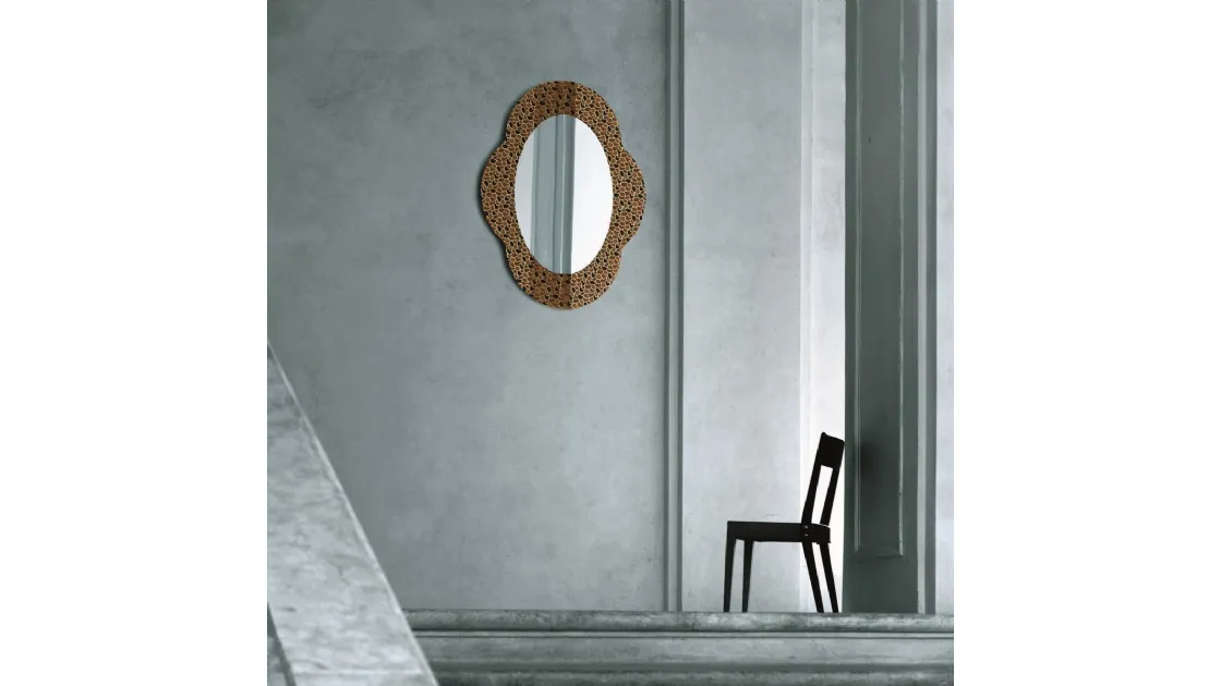 Specchio Settecento in cristallo sagomato con decorazione di Glas Italia