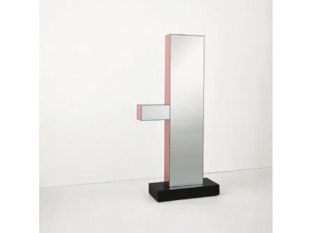 Specchiera a totem Shibam 1 con mensola portaoggetti e basamento in granito nero di Glas Italia