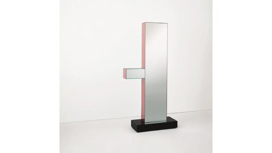 Specchiera a totem Shibam 1 con mensola portaoggetti e basamento in granito nero di Glas Italia