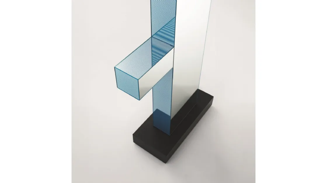 Specchiera a totem Shibam 1 con mensola portaoggetti e basamento in granito nero di Glas Italia