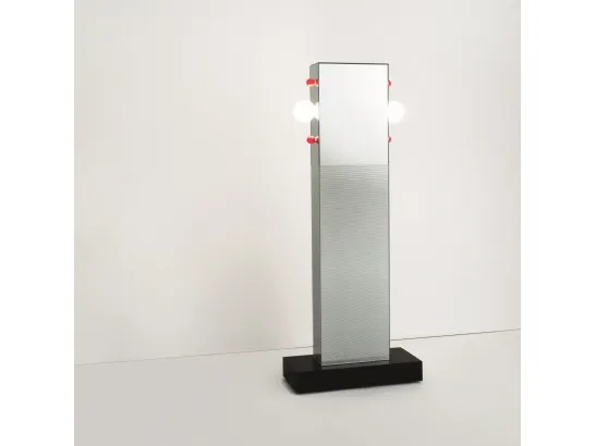 Specchiera a totem con lampadine rosse e bianche e base in granito nero Shibam 2 di Glas Italia
