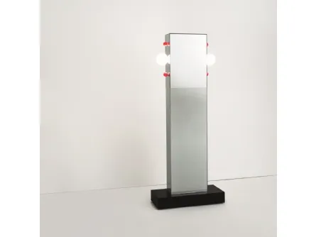 Specchiera a totem con lampadine rosse e bianche e base in granito nero Shibam 2 di Glas Italia