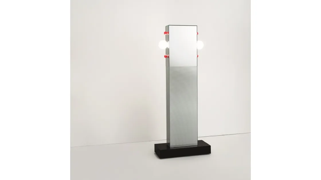 Specchiera a totem con lampadine rosse e bianche e base in granito nero Shibam 2 di Glas Italia