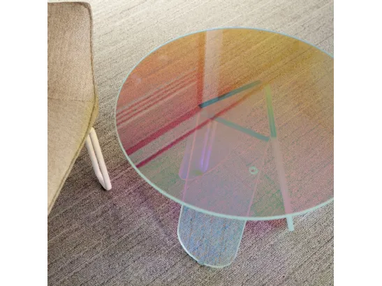 Tavolino rotondo Shimmer in cristallo con una speciale finitura multicromatica cangiante di Glas Italia