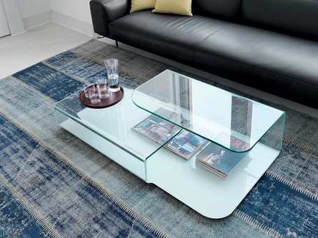 Tavolino Hug in vetro curvo trasparente e base in vetro laccato di Sovet