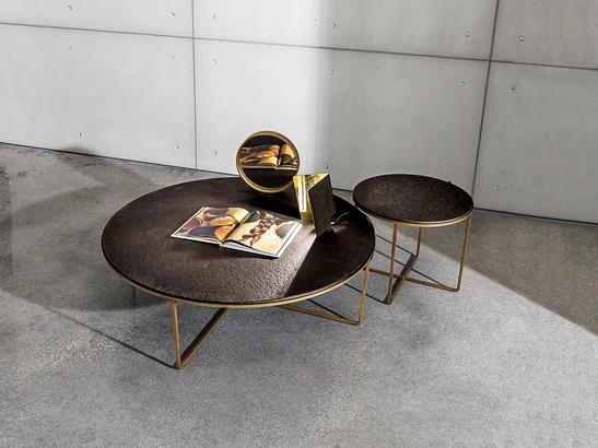 Tavolini Piktor con top in vetro materico con base in metallo laccato ottone brunito di Sovet