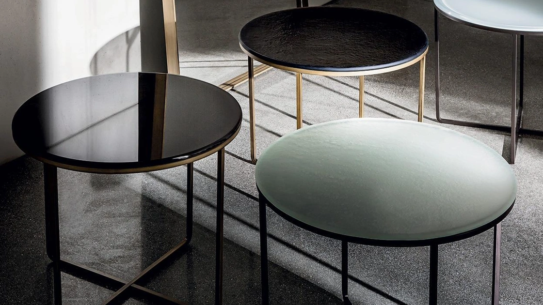 Tavolini Piktor con top in vetro materico con base in metallo laccato ottone brunito di Sovet