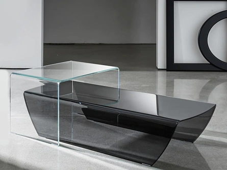 Tavolino di design Taky in vetro curvo trasparente extrachiaro o fumé di Sovet