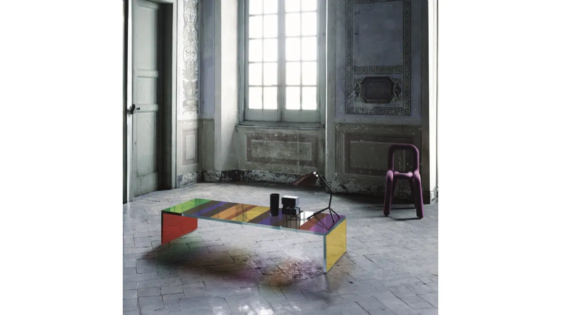 Tavolino The Dark Side of the Moon in vetro con finitura multicromatica di Glas Italia