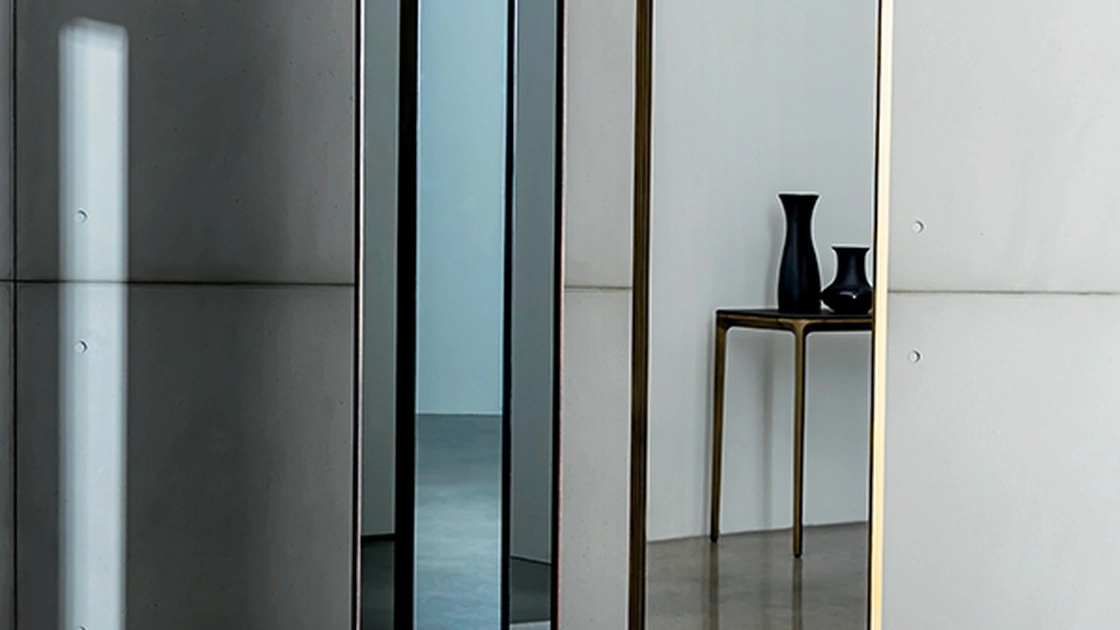 Specchiera bifacciale rettangolare con base a terra in metallo e telaio in alluminio laccato Visual Free standing di Sovet