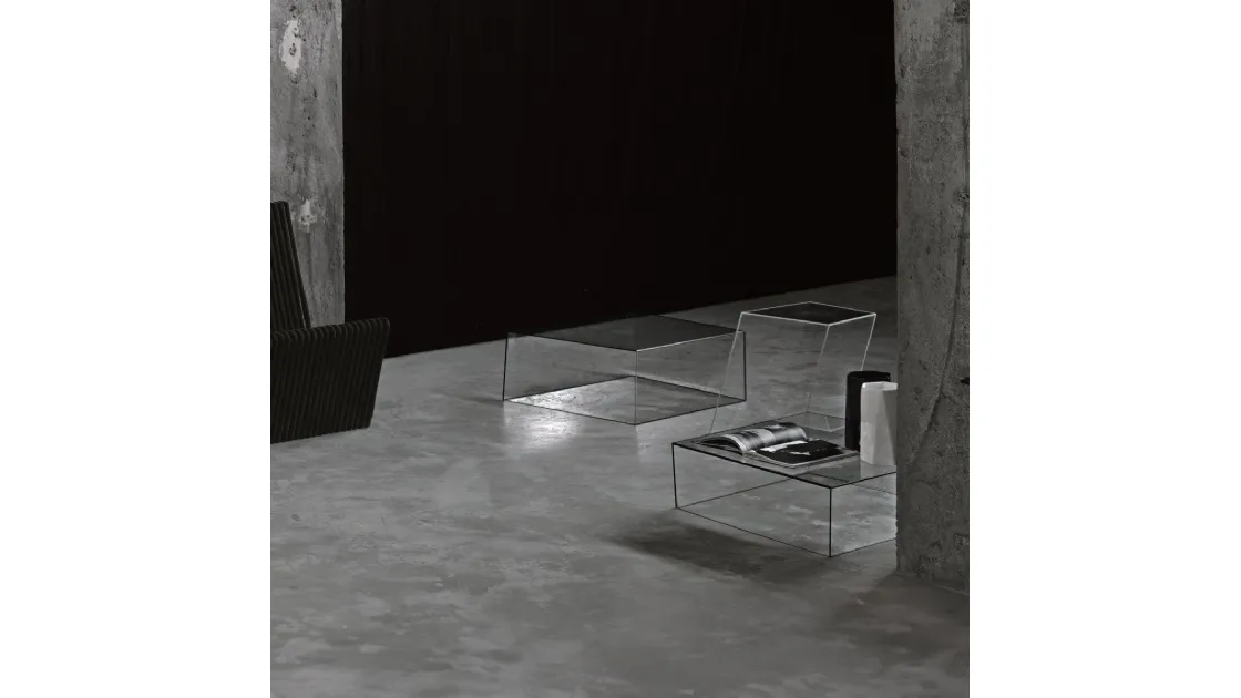 Tavolini Wireframe a forma di parallelepipedi storti in vetro extralight di Glas Italia