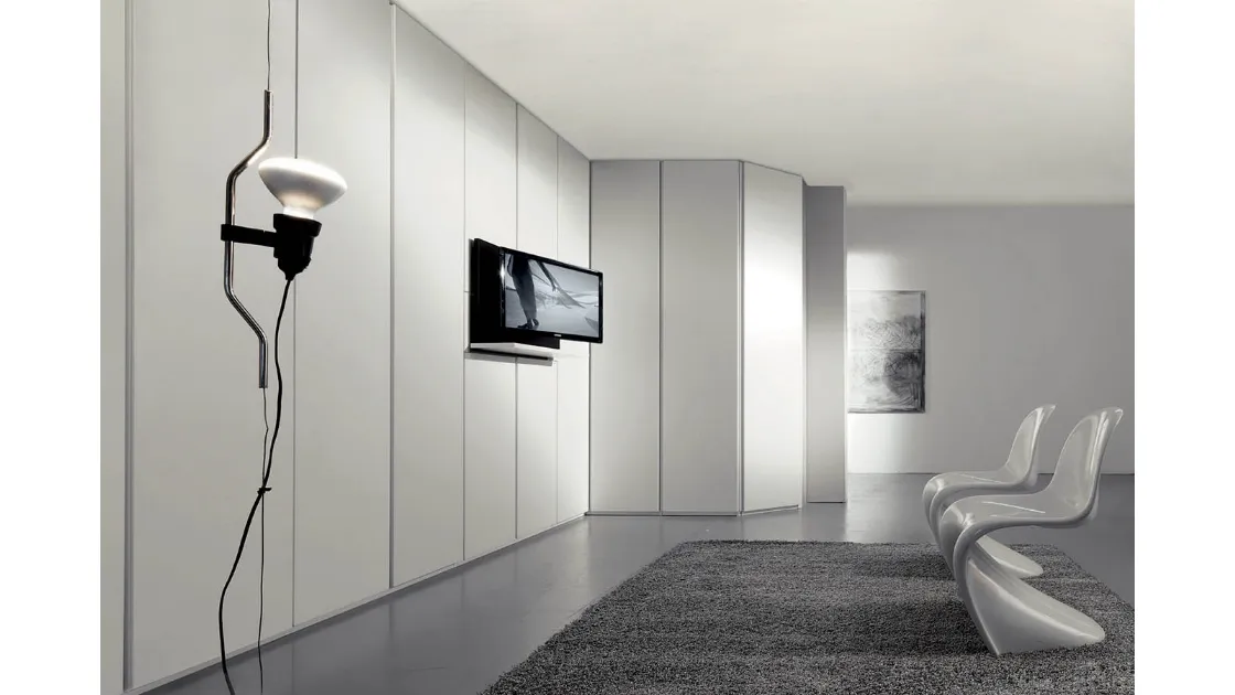 Armadio con anta battente in laccato opaco Architetture a Parete con porta TV di Fimar