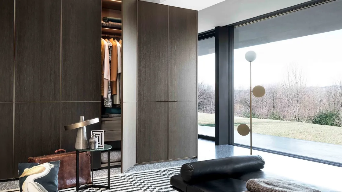 Armadio a muro su misura con anta battente in essenza rovere termotrattato con profili in metallo Kyn di Lema