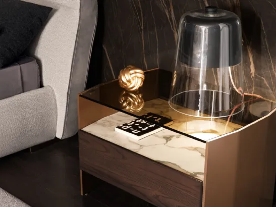 Comodino con ripiano in vetro, top in marmo, cassetto in essenza e struttura in alluminio laccato Milvian Night di Misuraemme