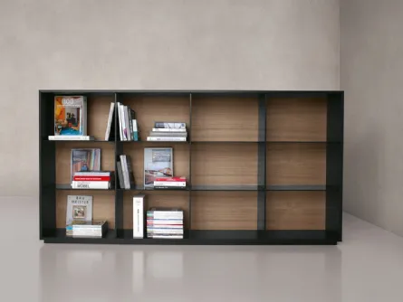Libreria con scocca in alluminio, schiena in MDF rovere e ripiani in vetro fumé Monolith configurazione 02 di Extendo