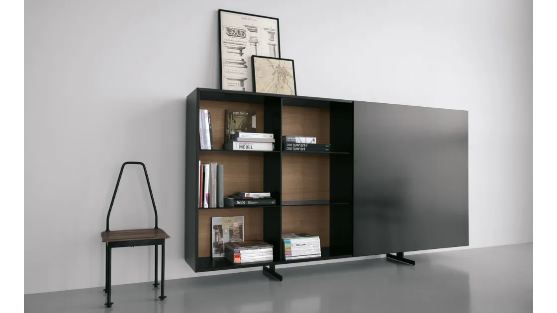 Libreria con scocca in alluminio, schiena in MDF rovere e ripiani in vetro fumé con piedini Monolith configurazione 02 di Extendo