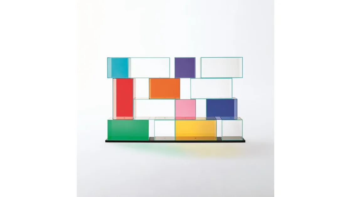 Libreria divisoria bifacciale Quantum in cristallo extralight e cristallo colorato con base in legno di Rovere laccato Nero di Glas Italia