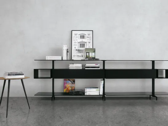 Libreria in alluminio nero con frontali e ripiani in vetro laccato nero System configurazione 52 di Extendo