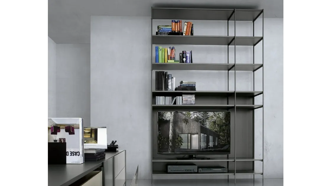 Libreria in alluminio con pannello retro TV in MDF laccato nero XY configurazione 09 di Extendo