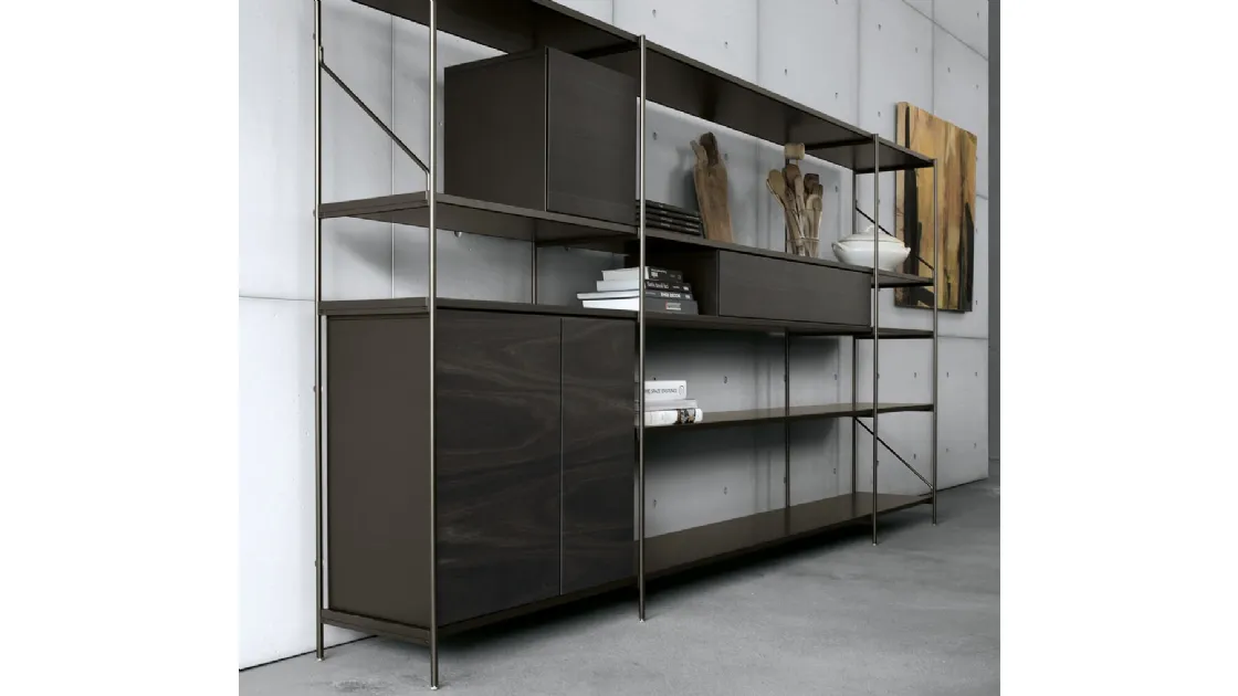 Libreria con frontali in HPL rovere affumicato e struttura in alluminio bronzo XY configurazione 32 di Extendo