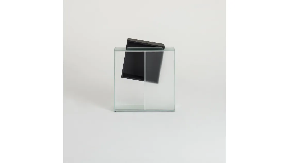 Madia con ante scorrevoli in cristallo acidato con vano porta oggetti in Rovere Nero Drift di Glas Italia