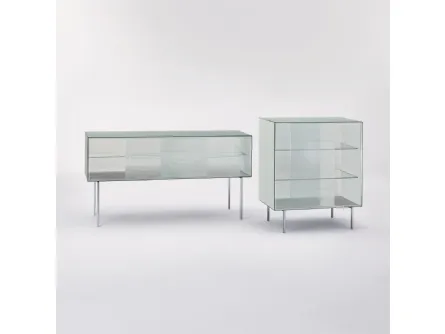Madie Commodore con ante scorrevoli in cristallo stampato a quadretti e piedi in metallo cromato lucido di Glas Italia
