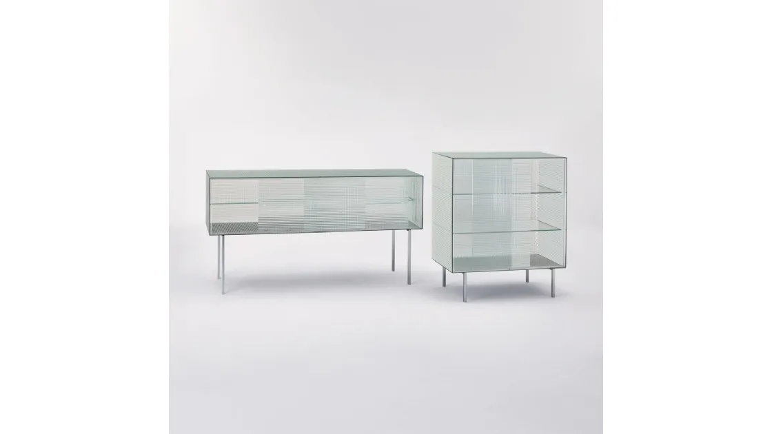 Madie Commodore con ante scorrevoli in cristallo stampato a quadretti e piedi in metallo cromato lucido di Glas Italia