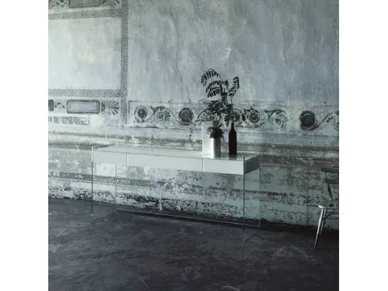 Mobile ingresso Float in cristallo con cassetti in Wengé rivestiti in cristallo laccato di Glas Italia