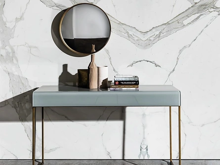 Mobile ingresso Nido con top in vetro curvato e base in metallo di Sovet