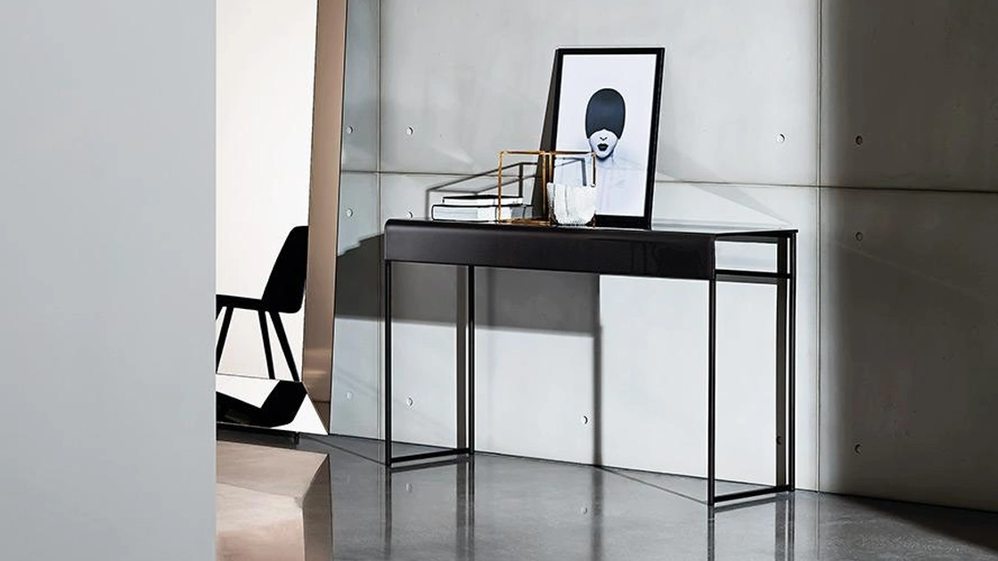 Mobile ingresso Nido con top in vetro curvato laccato Nero e base in metallo dello stesso colore di Sovet