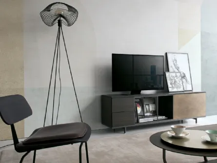 Mobile Porta Tv con ante in rovere affumicato e laccato metallo ottone e top in marmo nero Atelier configurazione 03 di Extendo
