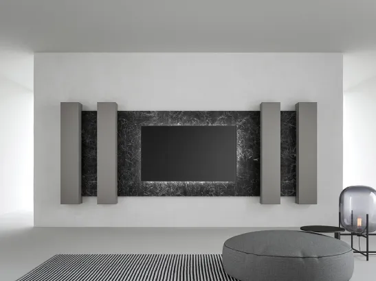 Mobile Porta Tv in laccato opaco con boiserie in gres porcellanato effetto marmo di Caccaro