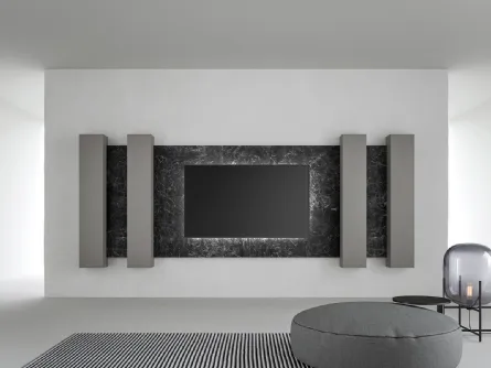Mobile Porta Tv in laccato opaco con boiserie in gres porcellanato effetto marmo di Caccaro
