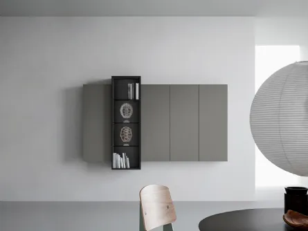 Mobile sospeso con quattro elementi chiusi in laccato opaco e un elemento di altezza diversa con vetri Wallover 01 di Caccaro